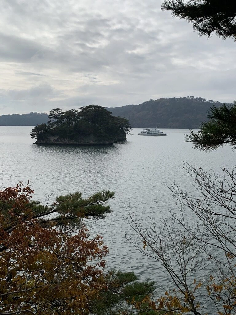福浦島から見た松島湾の小島と遊覧船