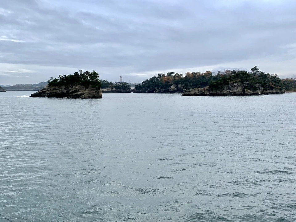 松島遊覧船の仁王丸から見た、松島湾の小島が三つ並ぶ景色