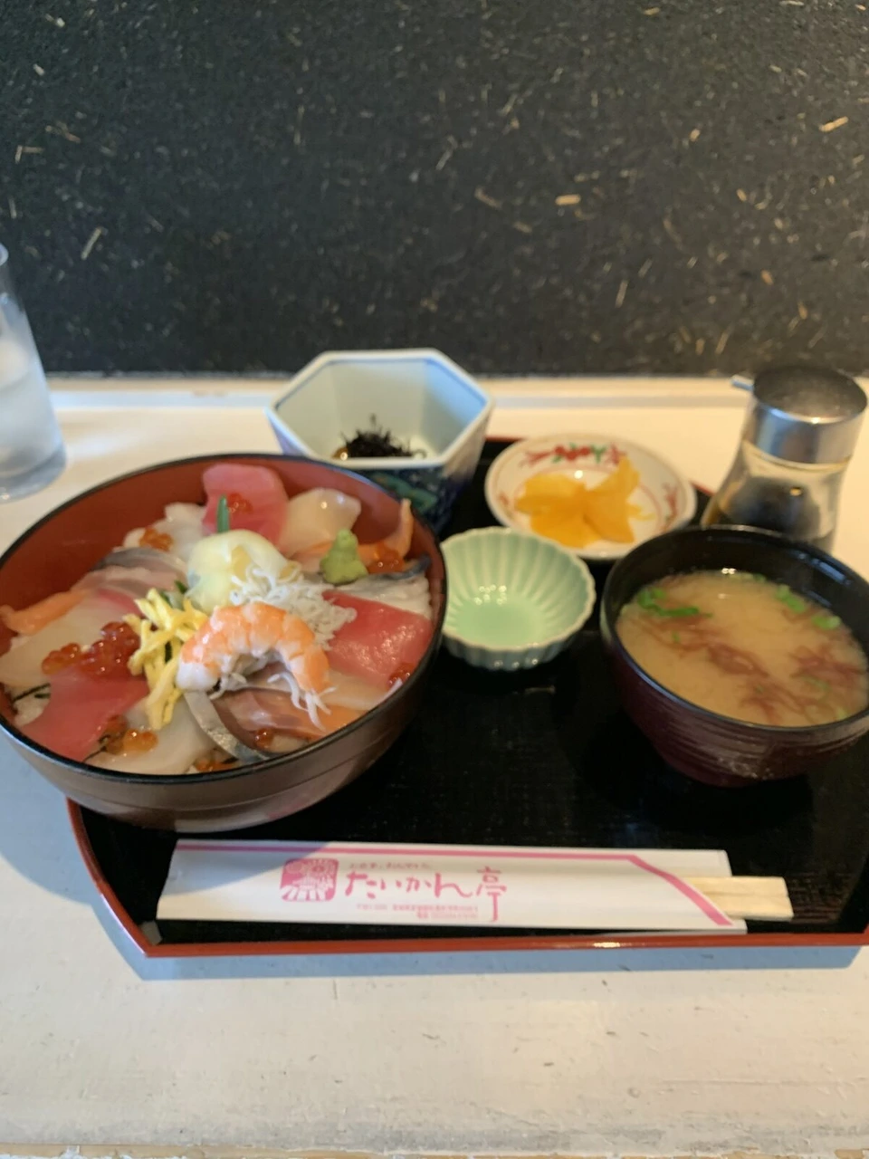 松島の食堂の海鮮丼。マグロやエビ、イクラがのった丼と味噌汁、小鉢