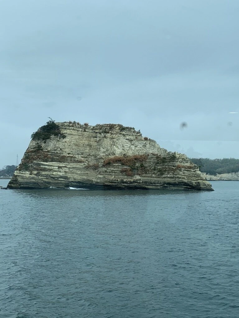 松島湾の、横じまの地層が見える岩の島