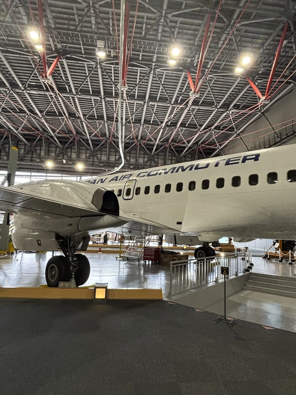 三沢航空科学館の展示ホールの、JAPAN AIR COMMUTERと書かれたYS-11の胴体と主脚