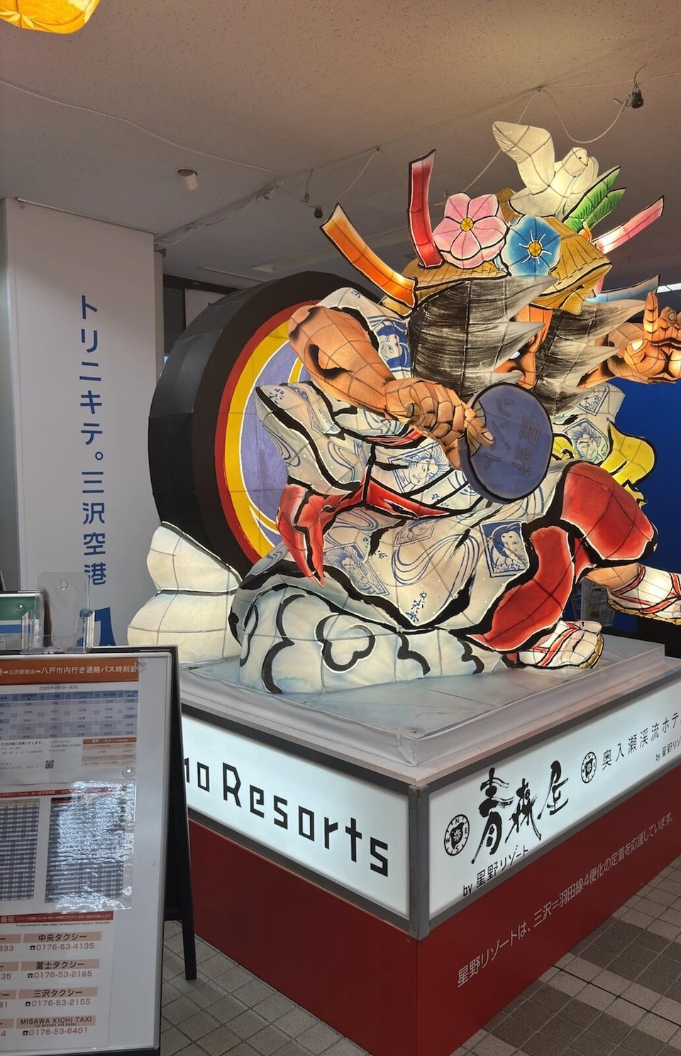 三沢空港の到着ロビーに飾られた、太鼓を持つ人物のねぶた