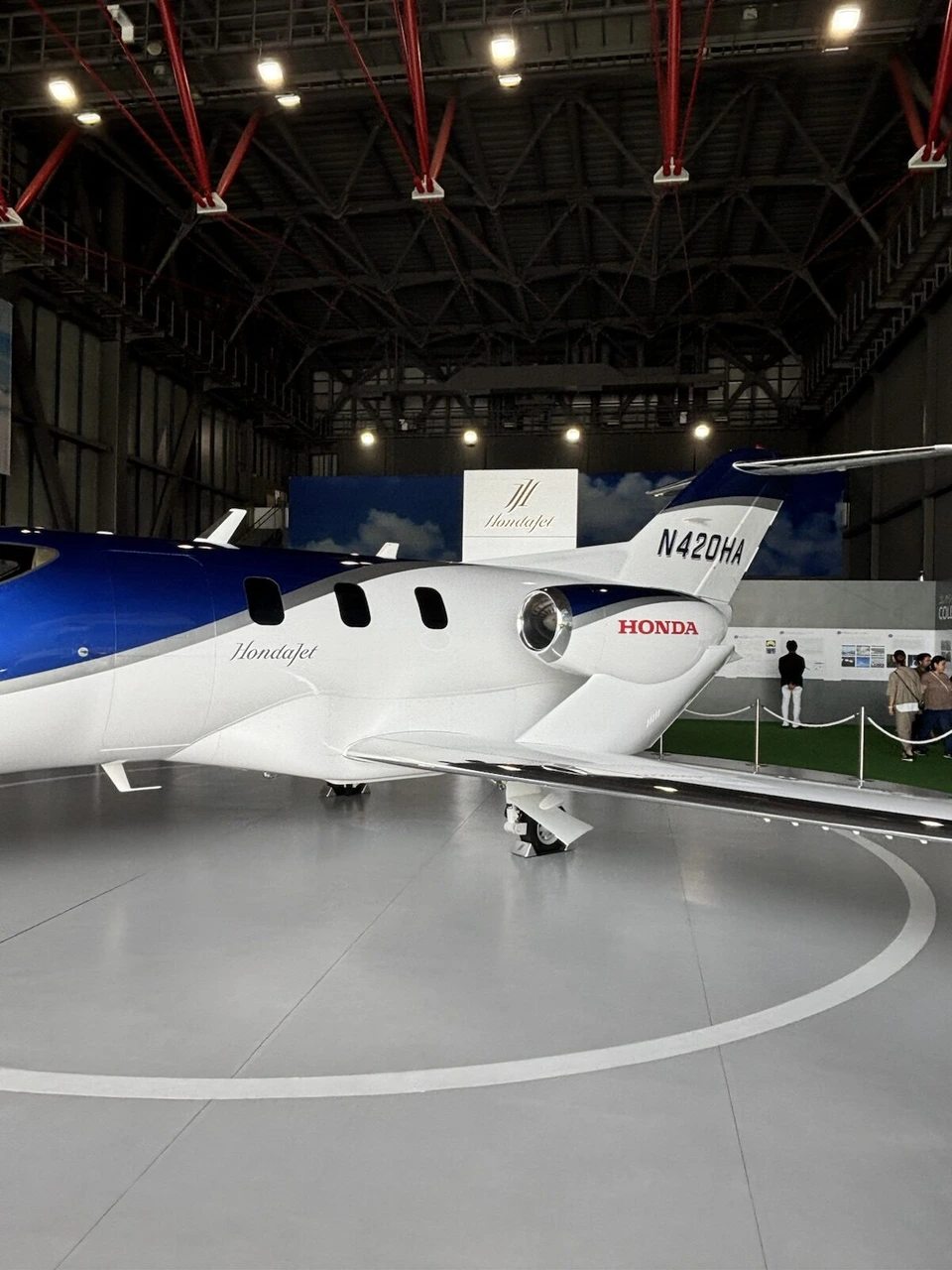 三沢航空科学館の展示ホールのホンダジェット技術実証機。尾翼に登録記号N420HA