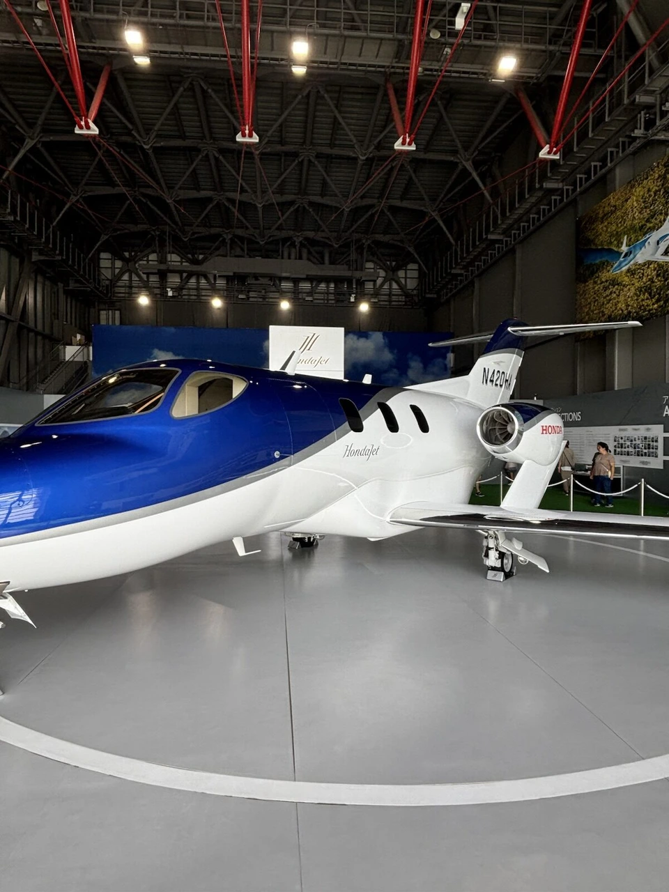 三沢航空科学館のホンダジェットを斜め前から見たところ。主翼の上にエンジンが載っている