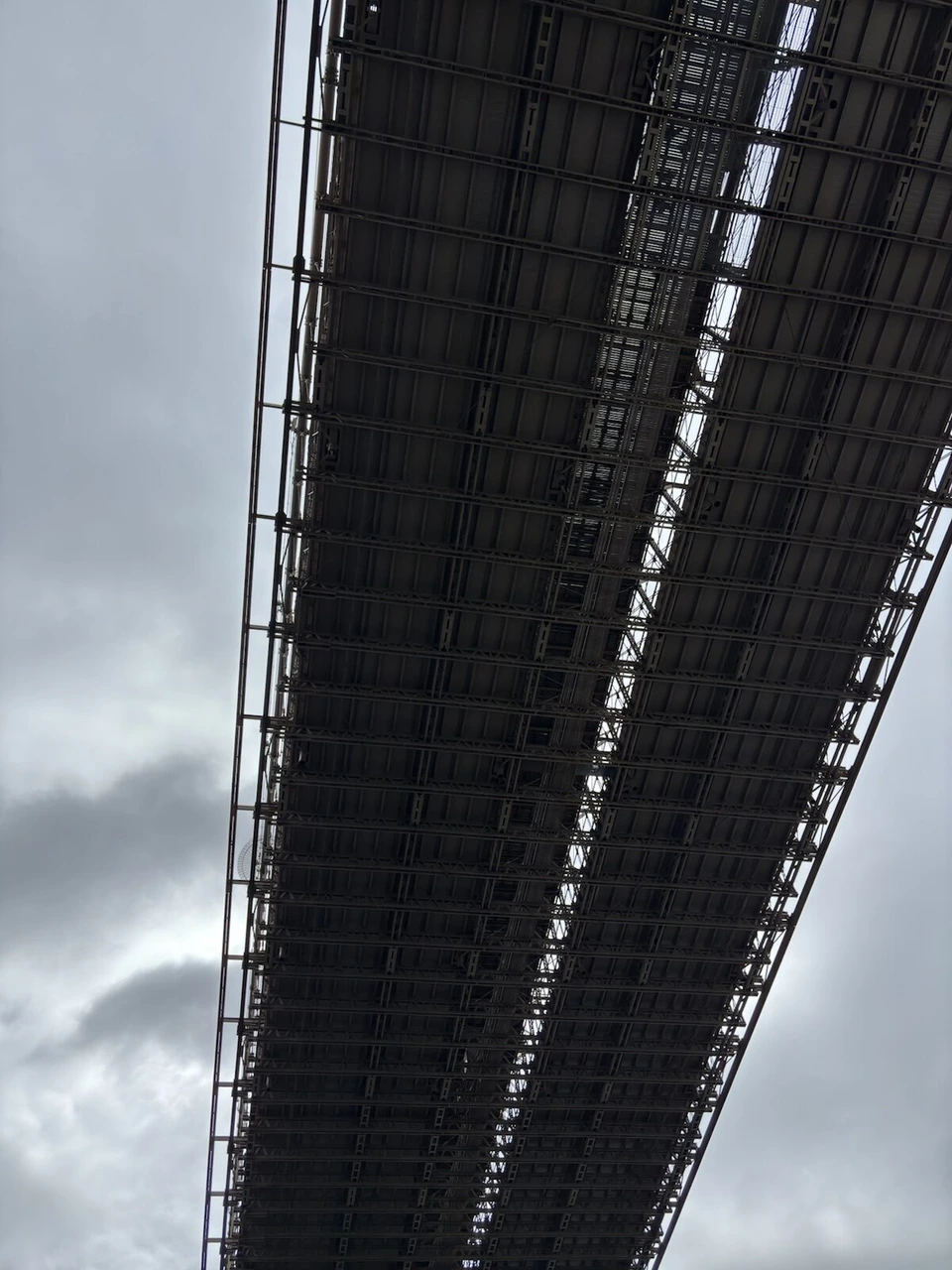 真下から見上げたブルックリン橋の黒い鉄の橋げた