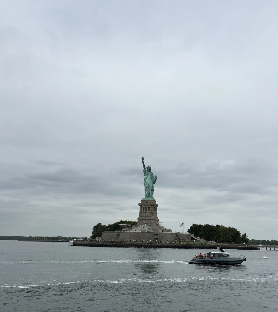 Freedom Libertyの船から見たリバティ島の自由の女神。手前の水面を小さなボートが走る