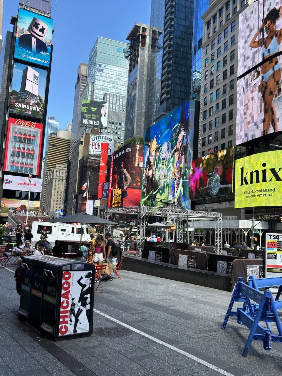 タイムズスクエアの広告と、CHICAGOのミュージカル広告がついたごみ箱