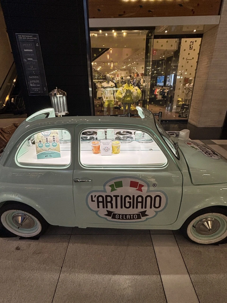 ショッピングモールの中に置かれた、ジェラート店L'ARTIGIANOの水色の小さな車