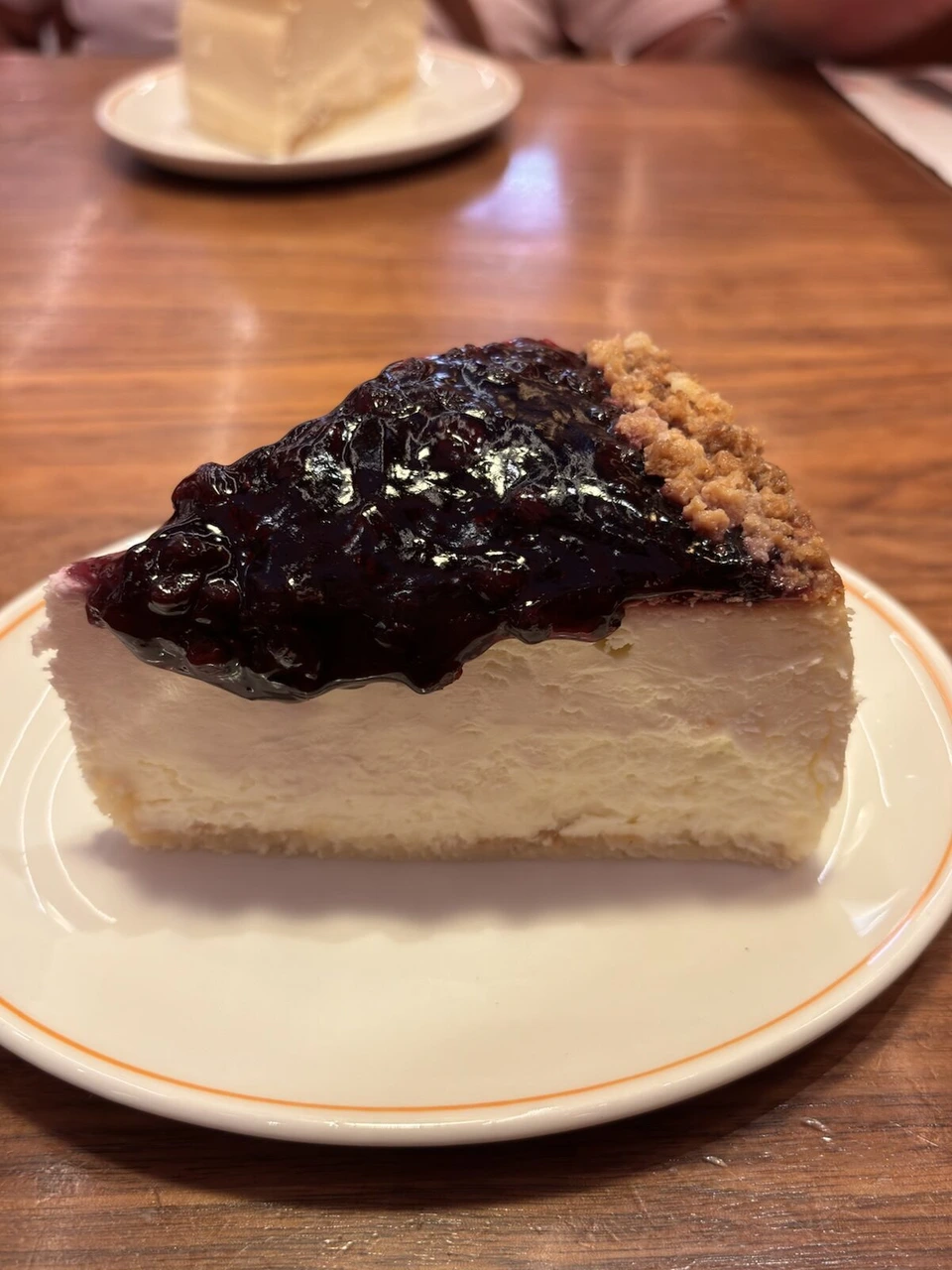 タイムズスクエアの近くで食べた、ブルーベリーソースがたっぷりのったチーズケーキ