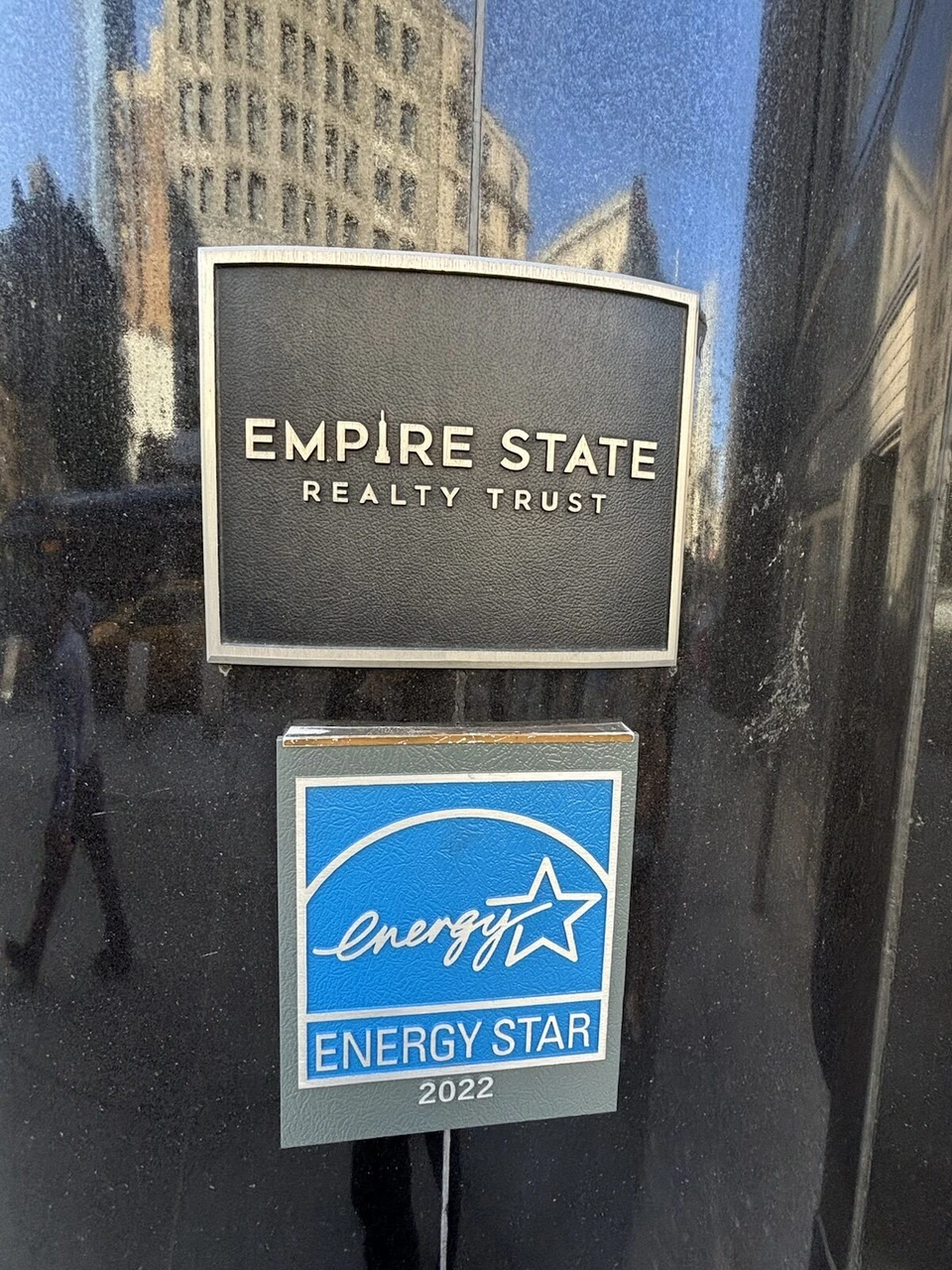 黒い壁のEMPIRE STATE REALTY TRUSTのプレートとENERGY STARの表示