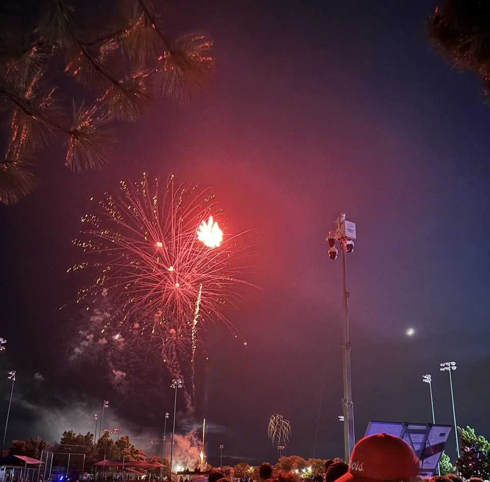 オレムの夜空が赤く染まるほど明るい赤の花火