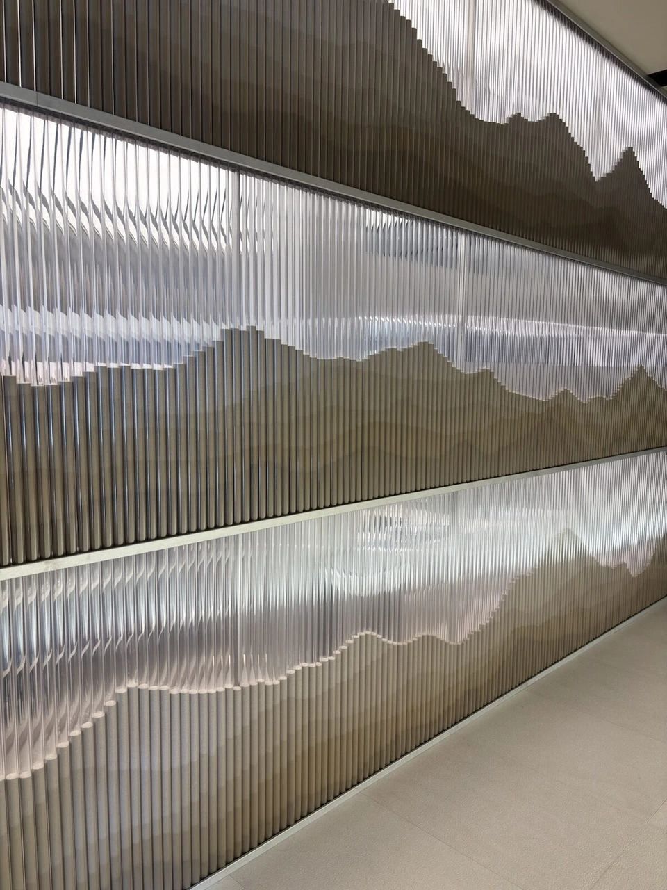 UAE館の中の壁。半透明の縦の棒が並んで、山並みのような形になっている