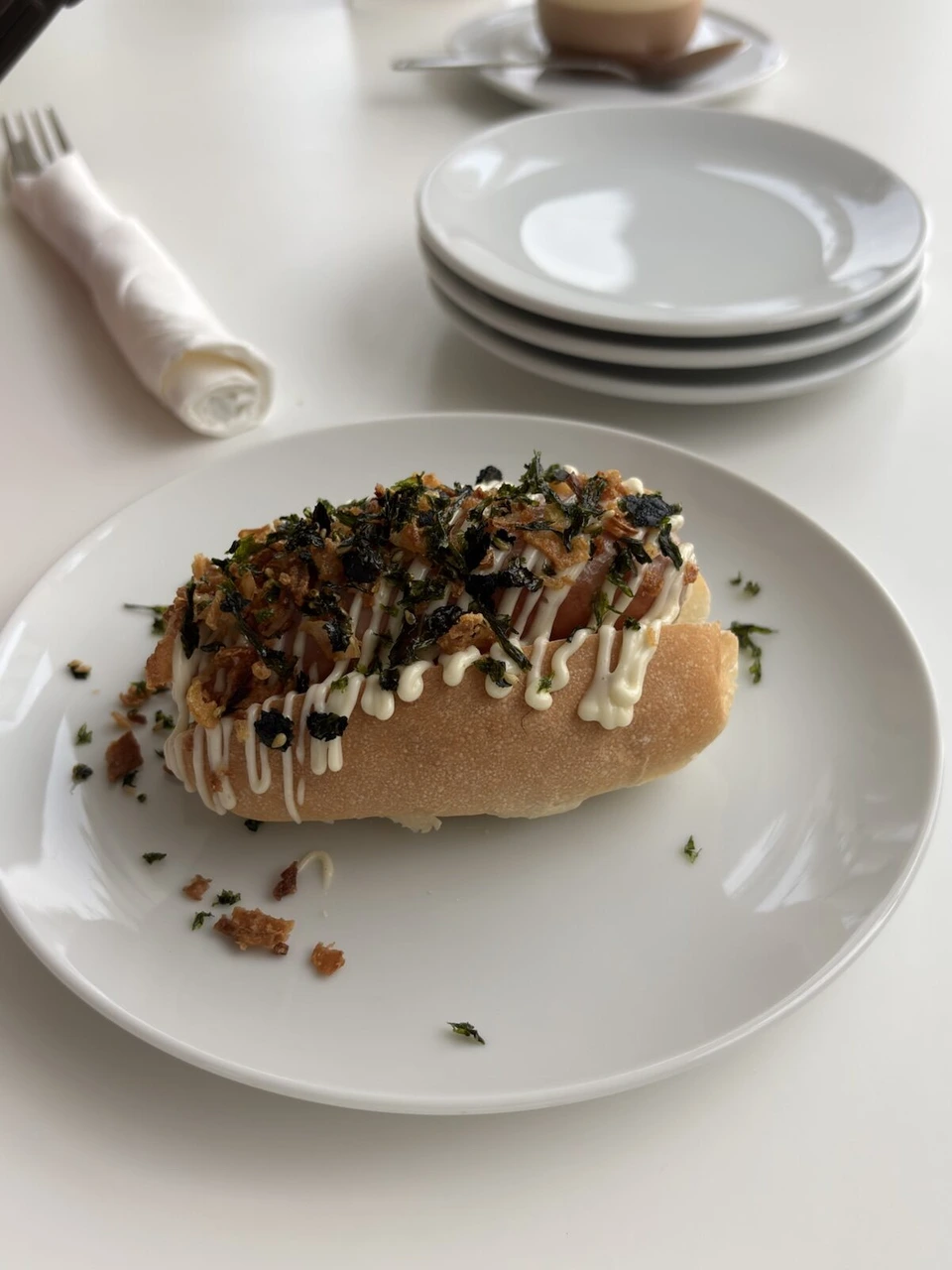 スイス館のカフェのパン。ソースと香草、刻んだ具がたっぷりかかっている