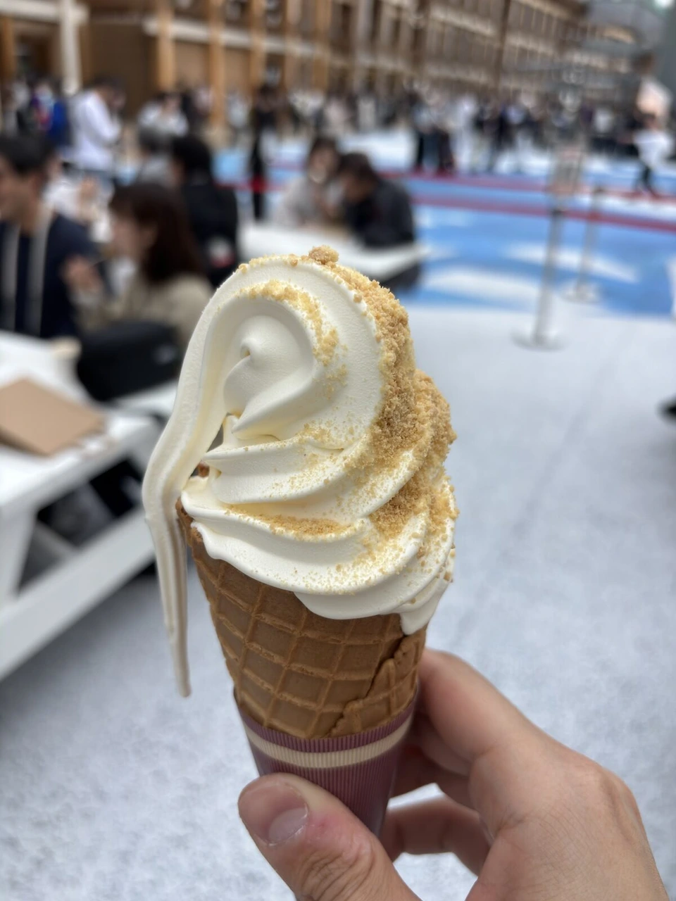 万博会場で買ったソフトクリーム。白いクリームの上にクッキーのかけら