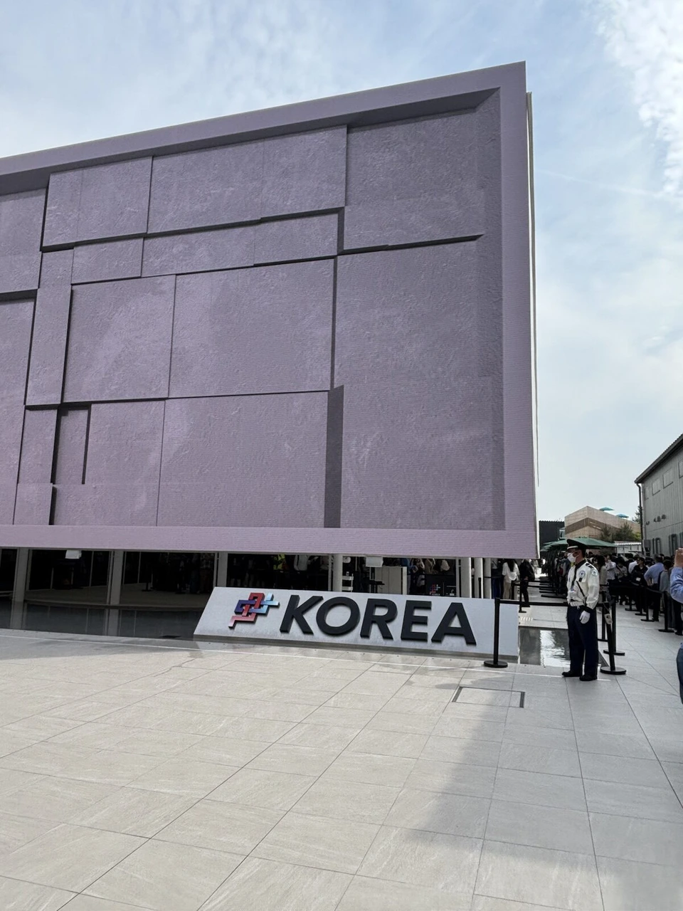 紫がかった大きな四角い壁の韓国館と、足元のKOREAの文字
