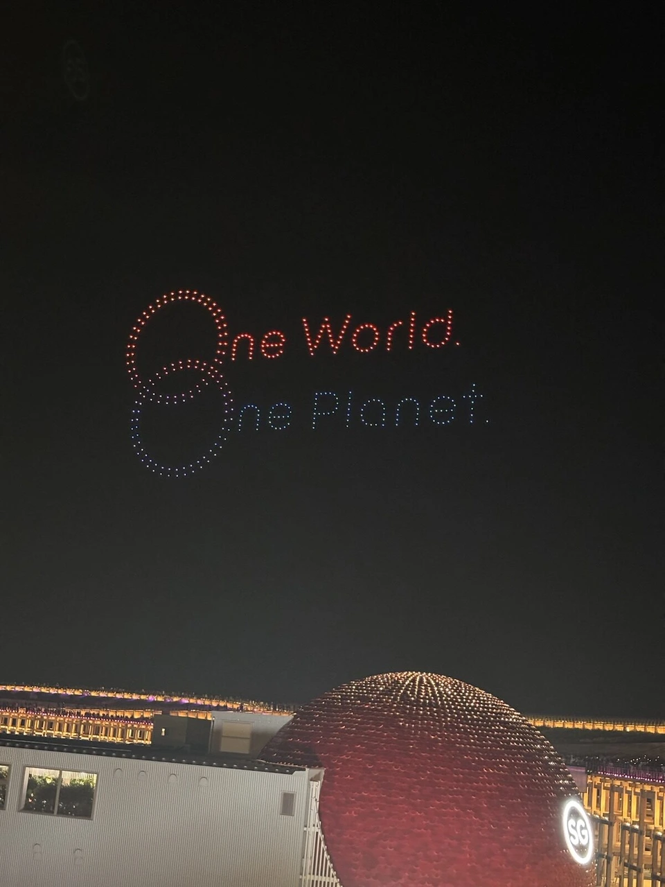 大阪・関西万博のドローンショーで夜空に描かれたOne World. One Planet.の文字