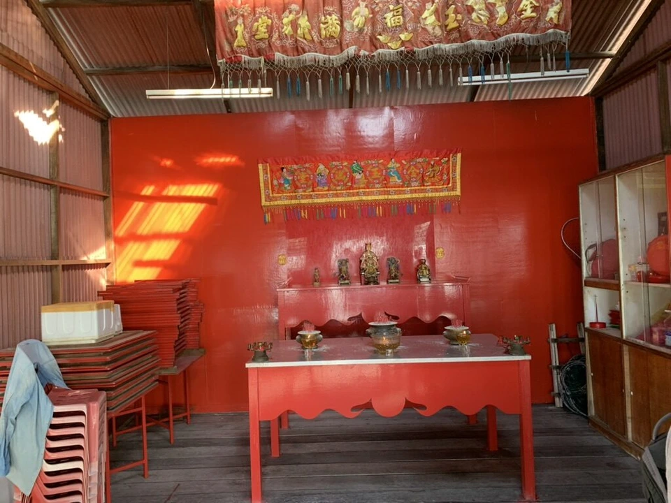 タン・ジェティの桟橋の途中にある赤い壁の祠。祭壇と香炉
