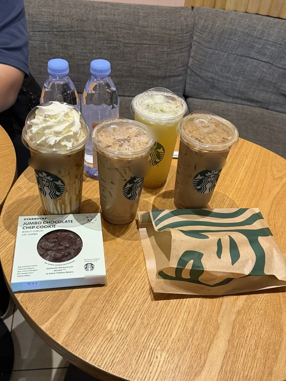 ペナン国際空港のスターバックスで買ったフラペチーノやアイスコーヒー、クッキー