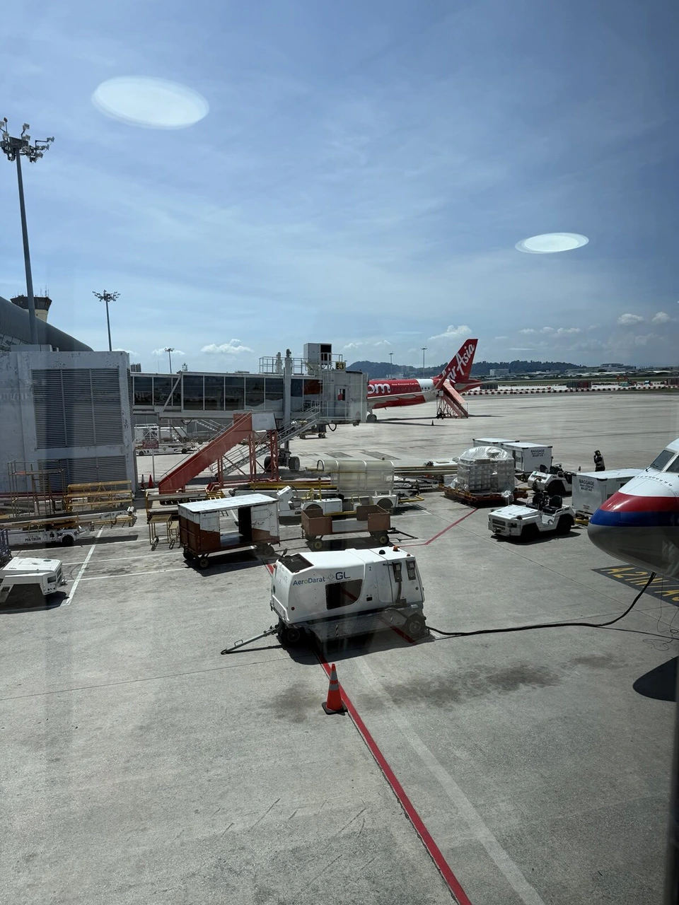 ペナン国際空港の駐機場に並ぶエアアジアやマレーシア航空の機体