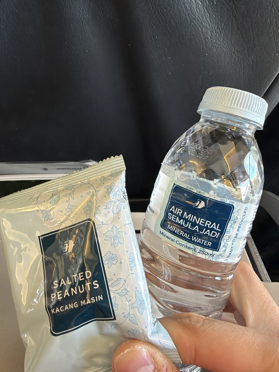 マレーシア航空の機内で配られたSALTED PEANUTSの袋とミネラルウォーター