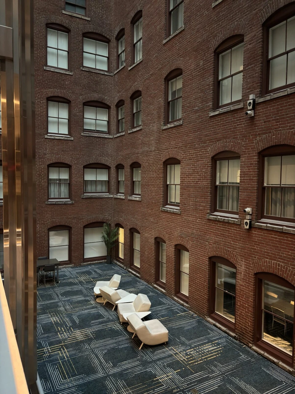 ル・メリディアン・フィラデルフィアのレンガ造りの吹き抜けと、下の階のソファ