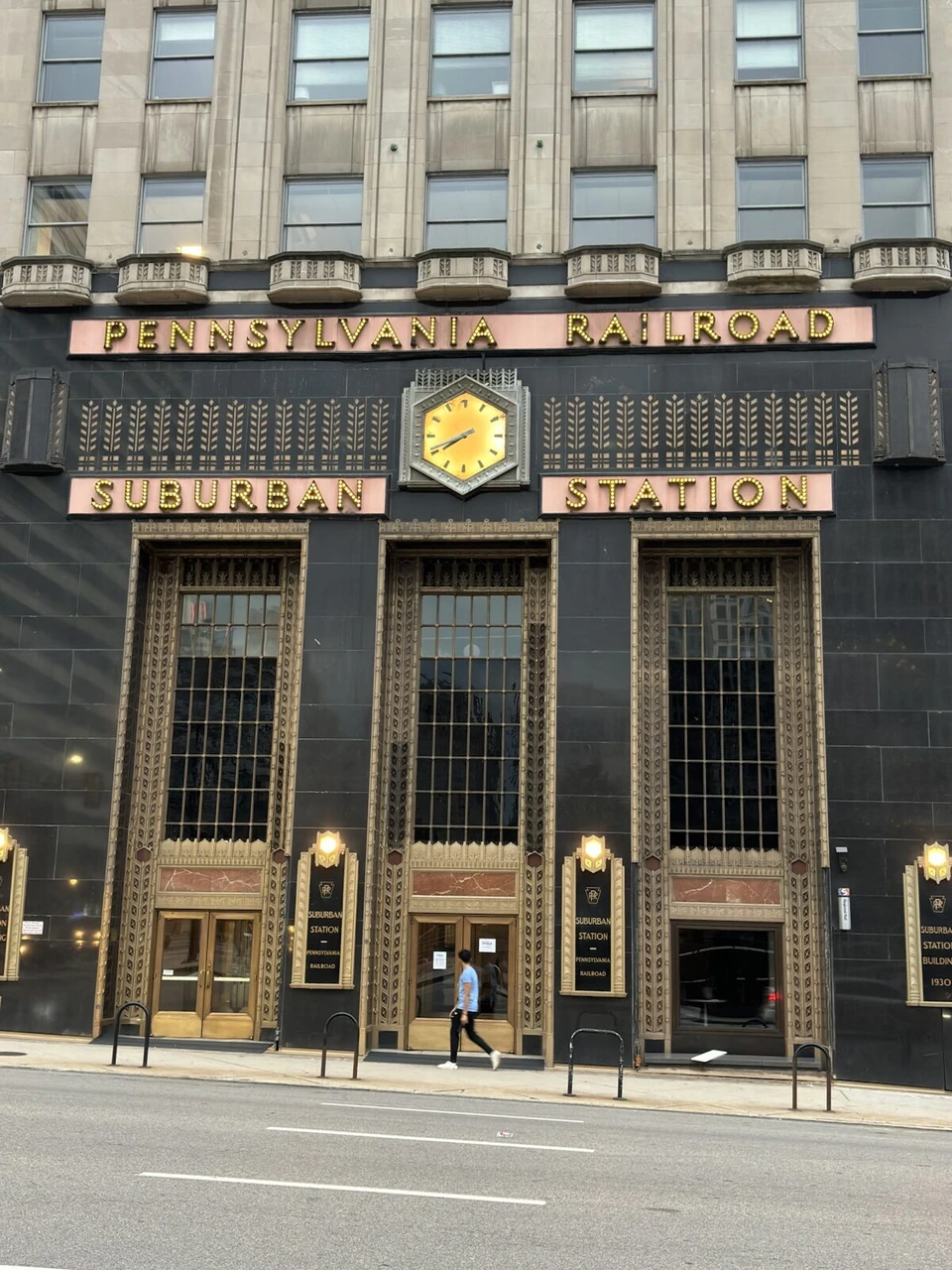 PENNSYLVANIA RAILROAD SUBURBAN STATIONと書かれたアールデコの駅舎の入口