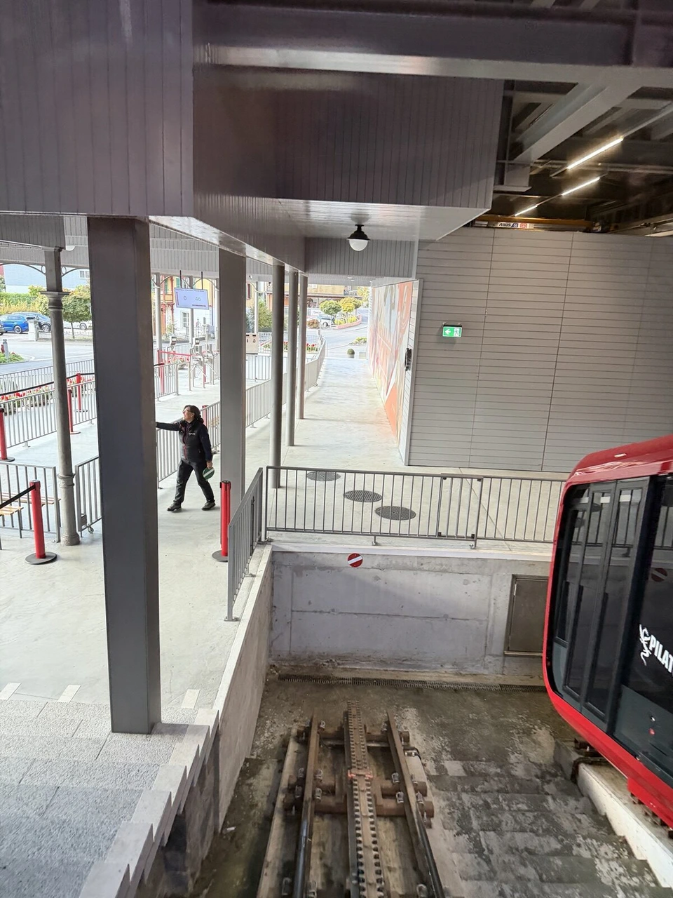 ピラトゥス登山鉄道のホームと、線路の中央に見える歯車用のレール