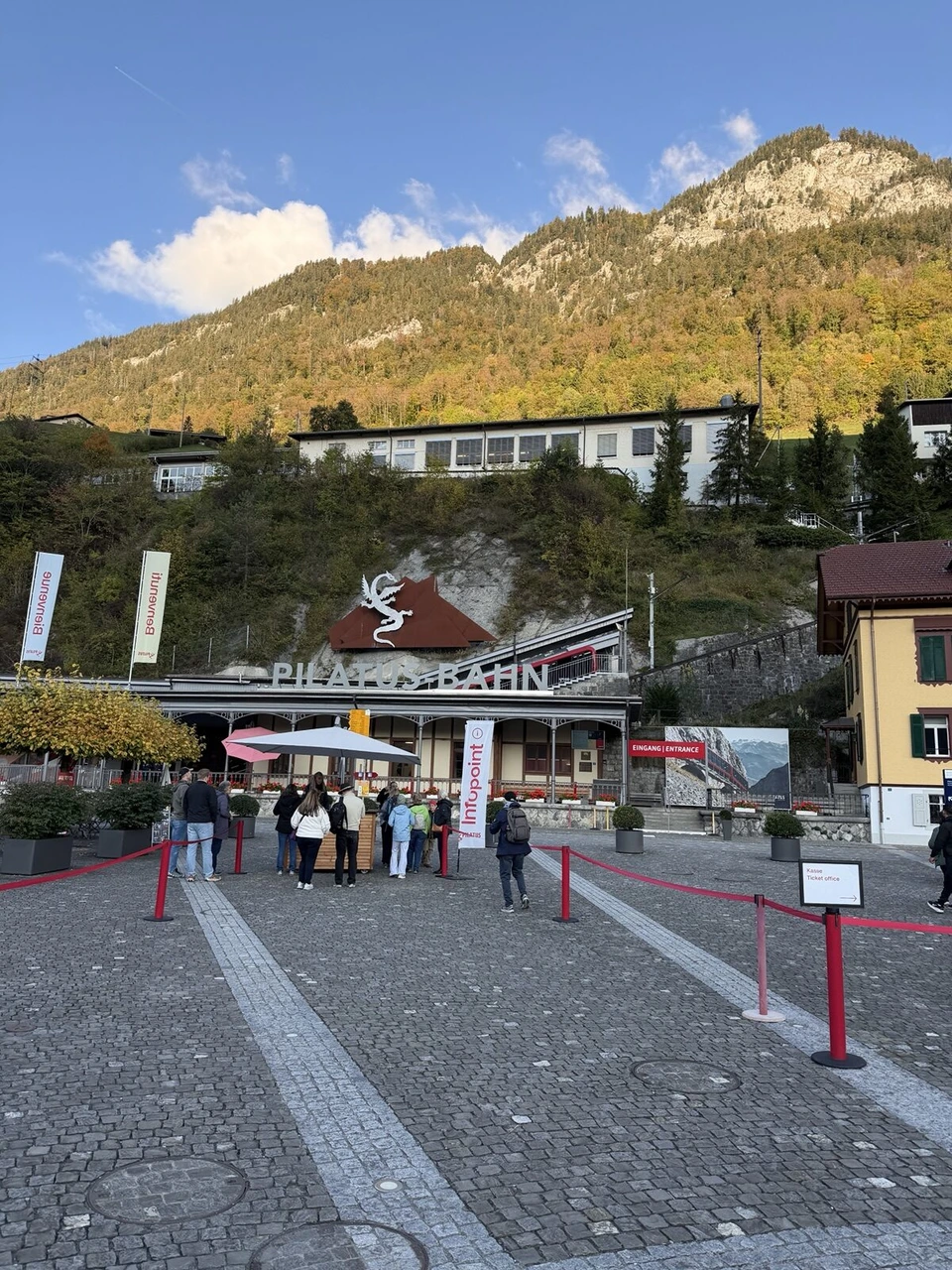 アルプナッハシュタートの登山鉄道の駅。PILATUS-BAHNの看板と背後の山