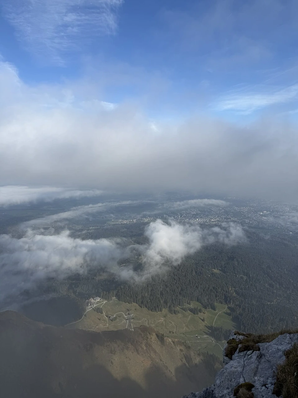 ピラトゥス山頂から見下ろした雲と森、遠くの湖
