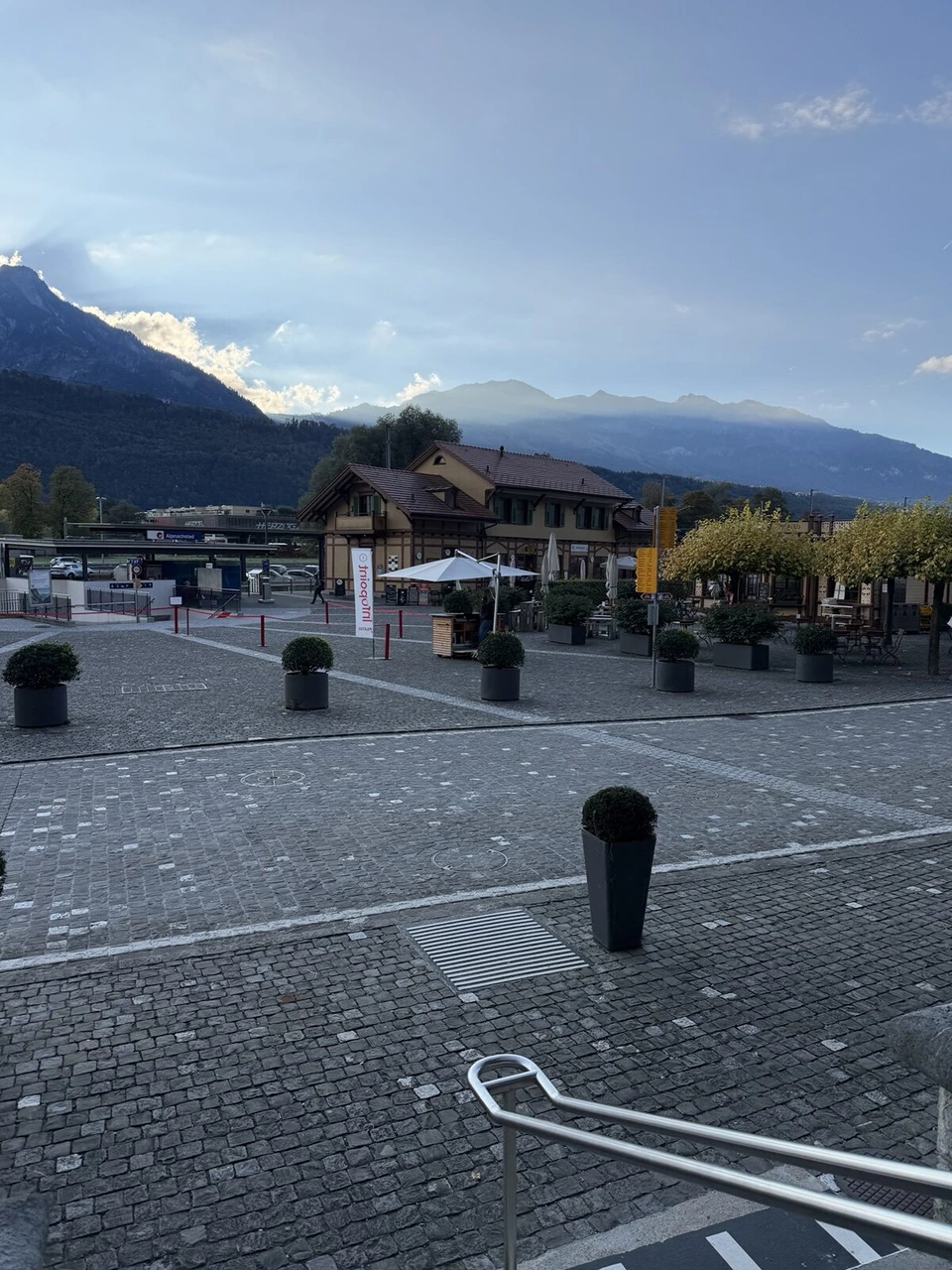 アルプナッハシュタート駅前の広場と、遠くの山々