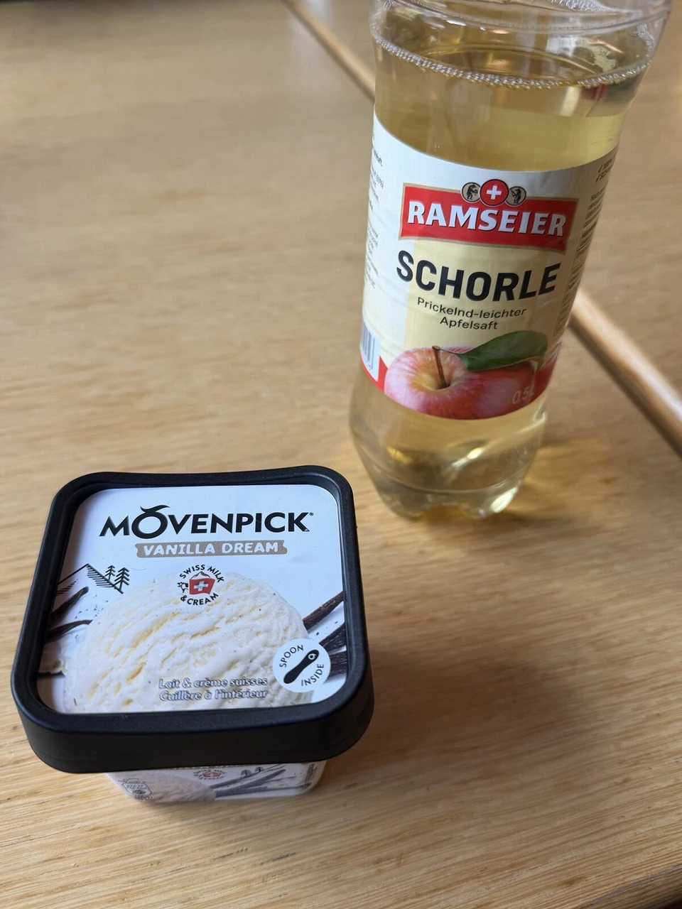 テーブルの上のRAMSEIERのりんごのショルレとMÖVENPICKのバニラアイス