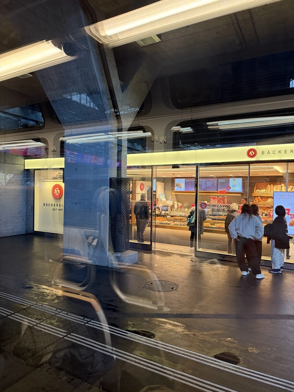ルツェルン駅の構内。列車の窓越しに見えるパン屋の店先