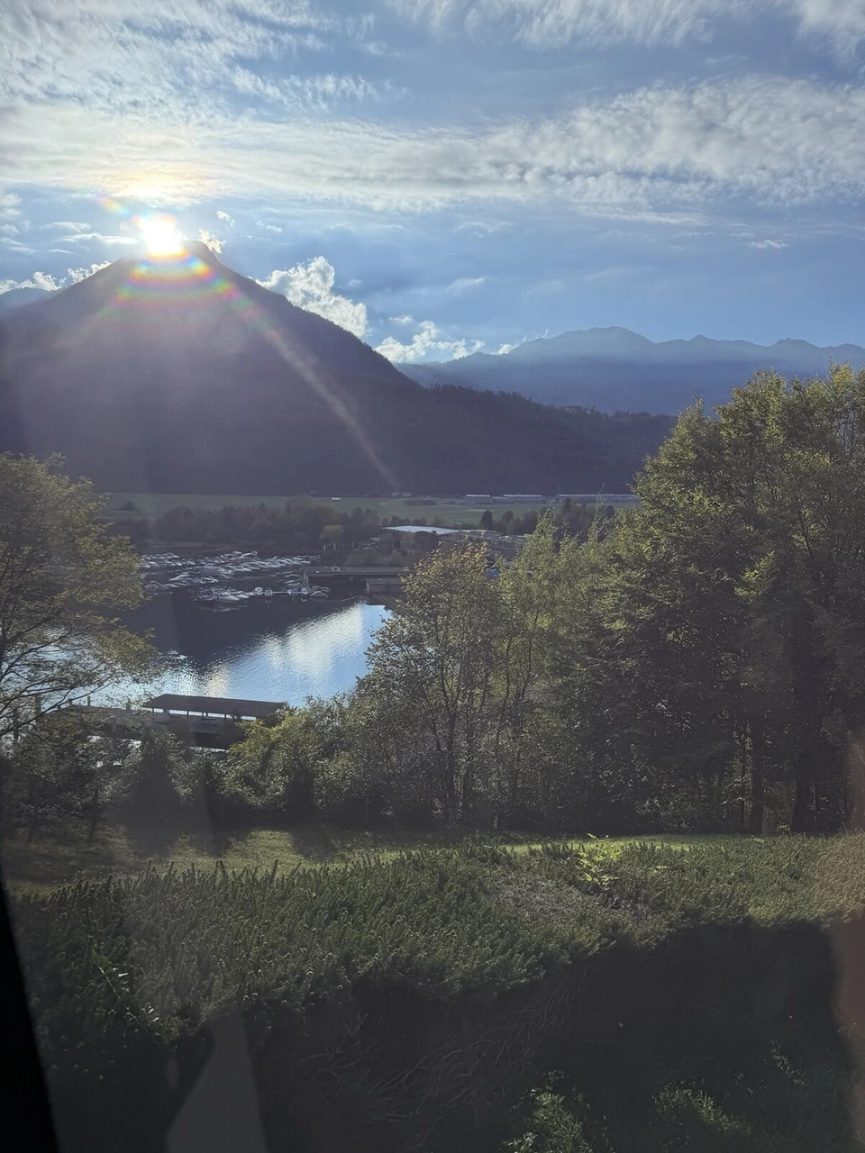 登山鉄道から見た湖と山、朝日