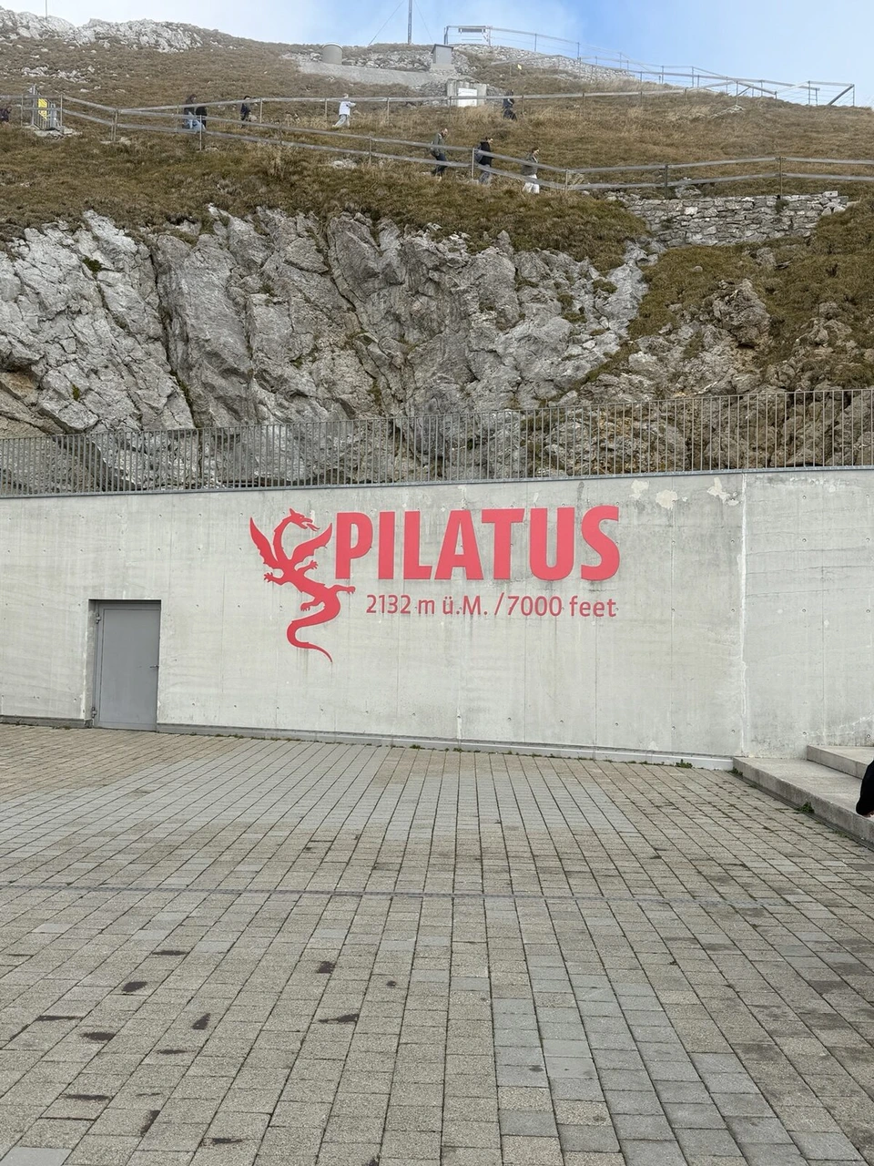 ピラトゥス・クルムの壁に書かれた赤いPILATUSの文字と2132 m ü.M.の表示
