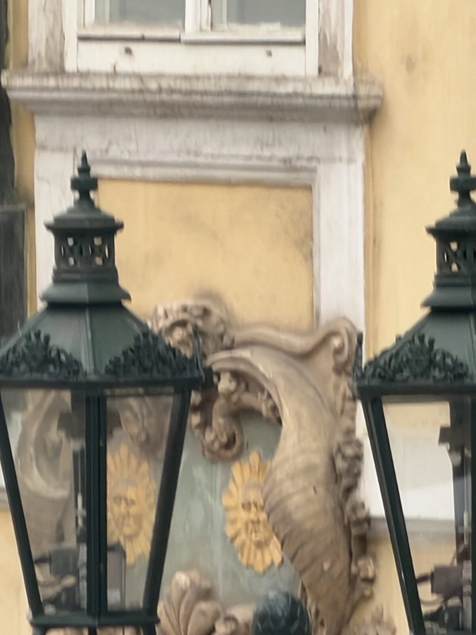 ネルドヴァ通りの建物の壁の飾りと、緑のランプ