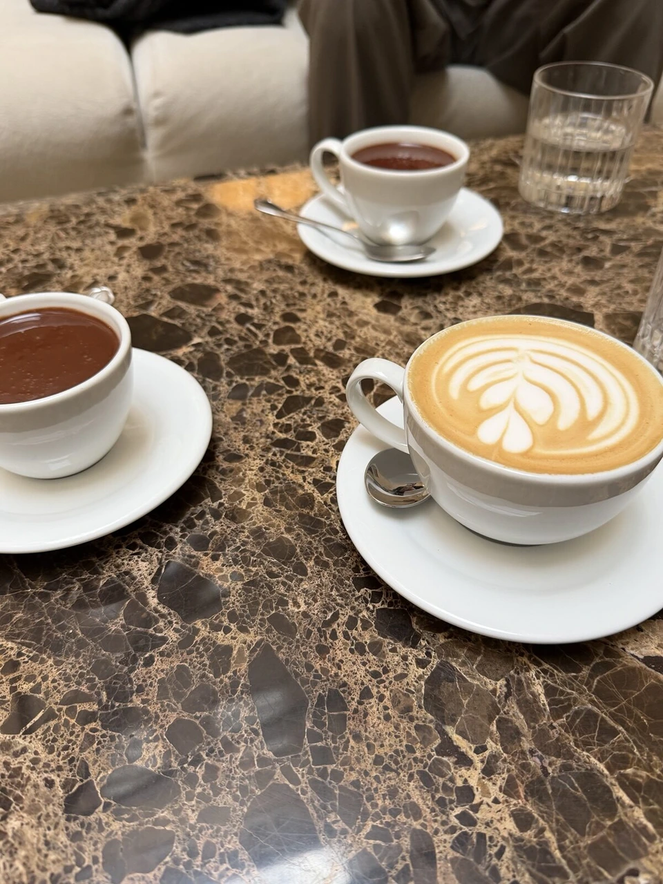 大理石のテーブルに置かれたカフェラテとホットチョコレート