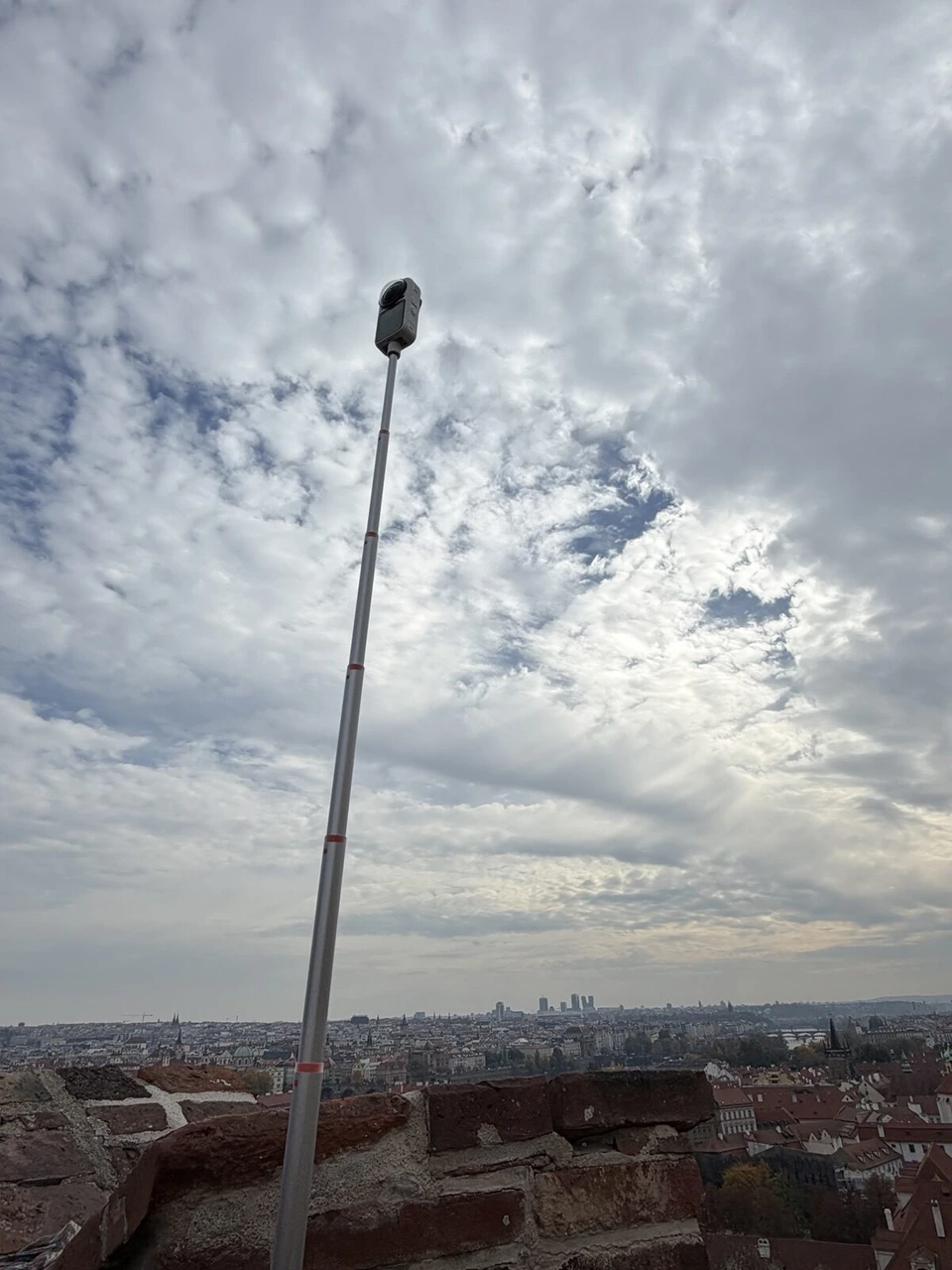 プラハ城の東側から見上げた、うろこ雲の広がる空と街灯
