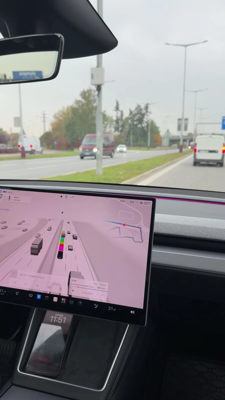 ムラダー・ボレスラフの広い道路を走るテスラの車内と画面