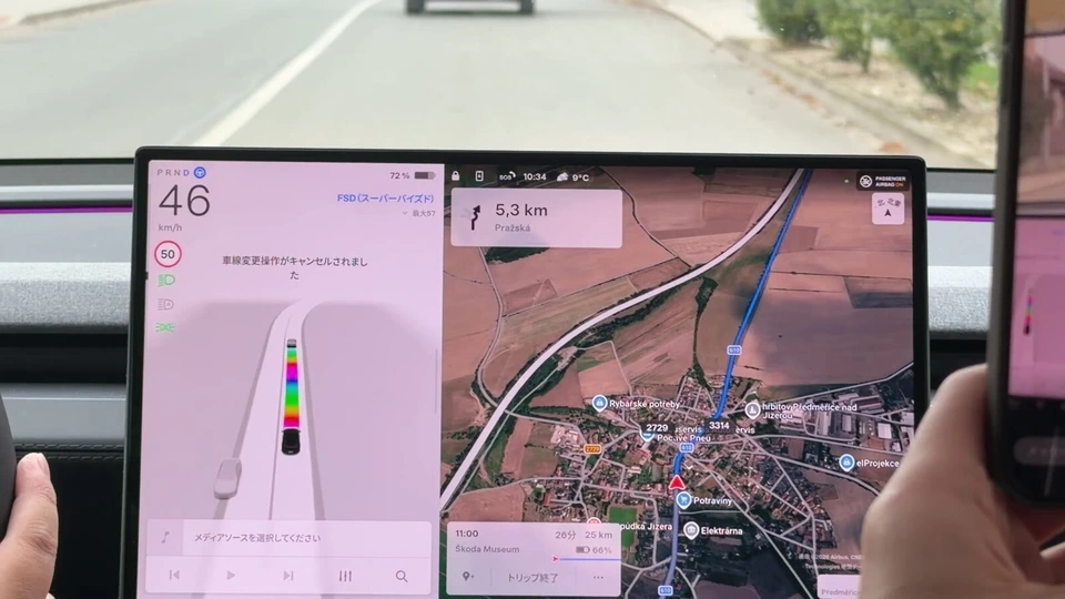 テスラ Model Y の画面。左に走るルートが色付きの線で、右に地図が表示されている