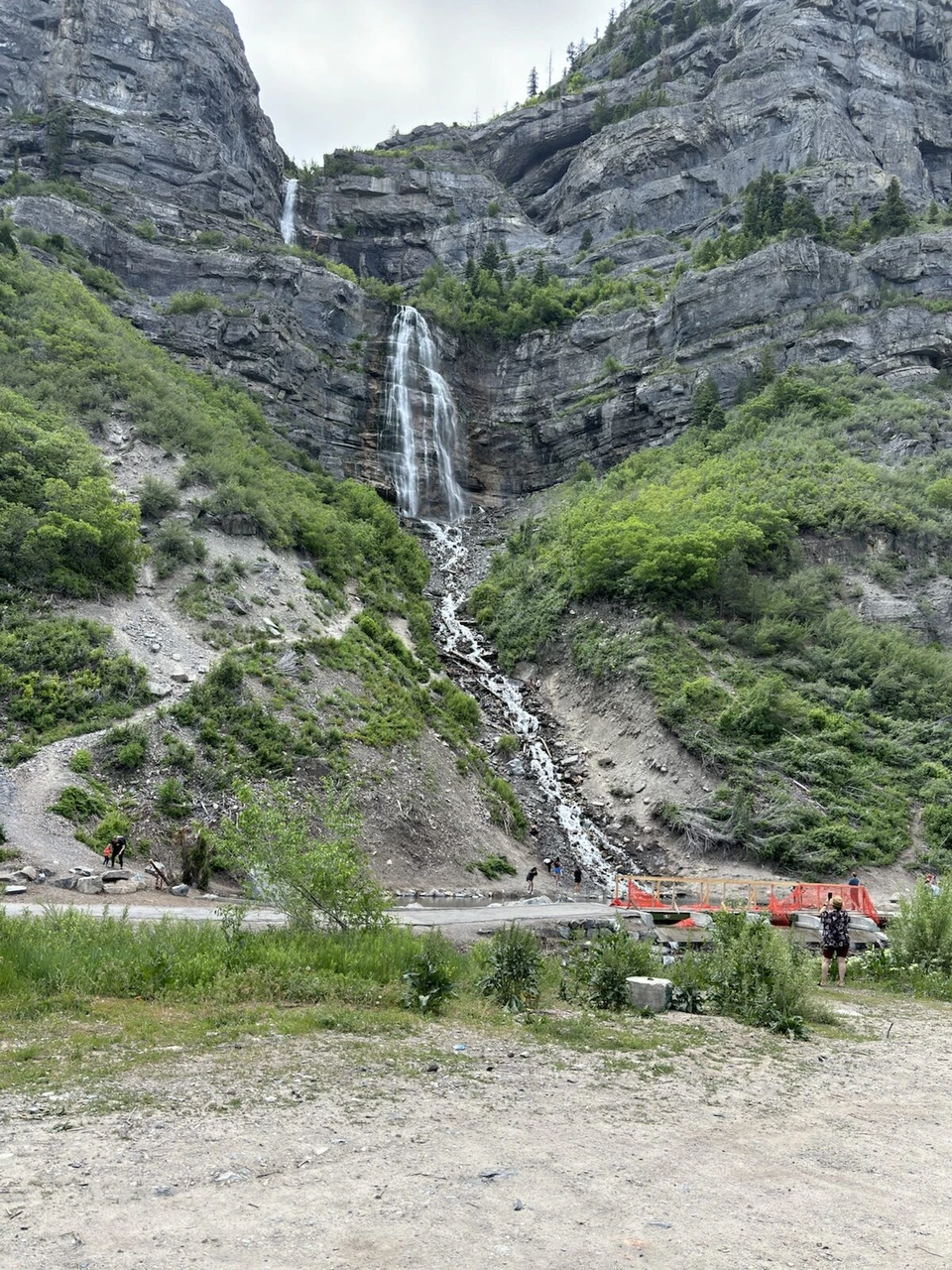 岩山の斜面を何段にも流れ落ちるブライダルベール滝と、手前の広場