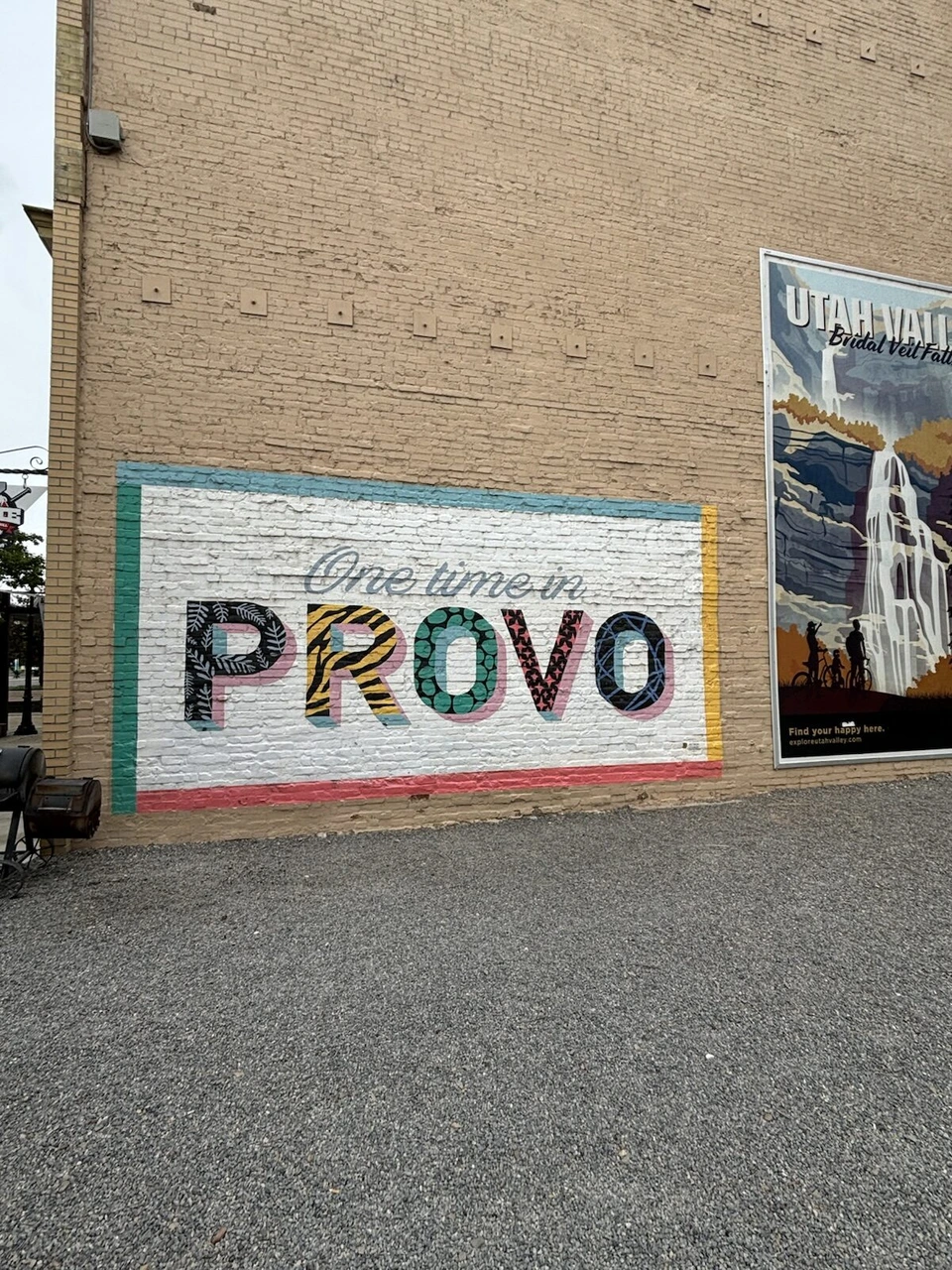 プロボのダウンタウン、れんがの壁に描かれた「One time in PROVO」の壁画
