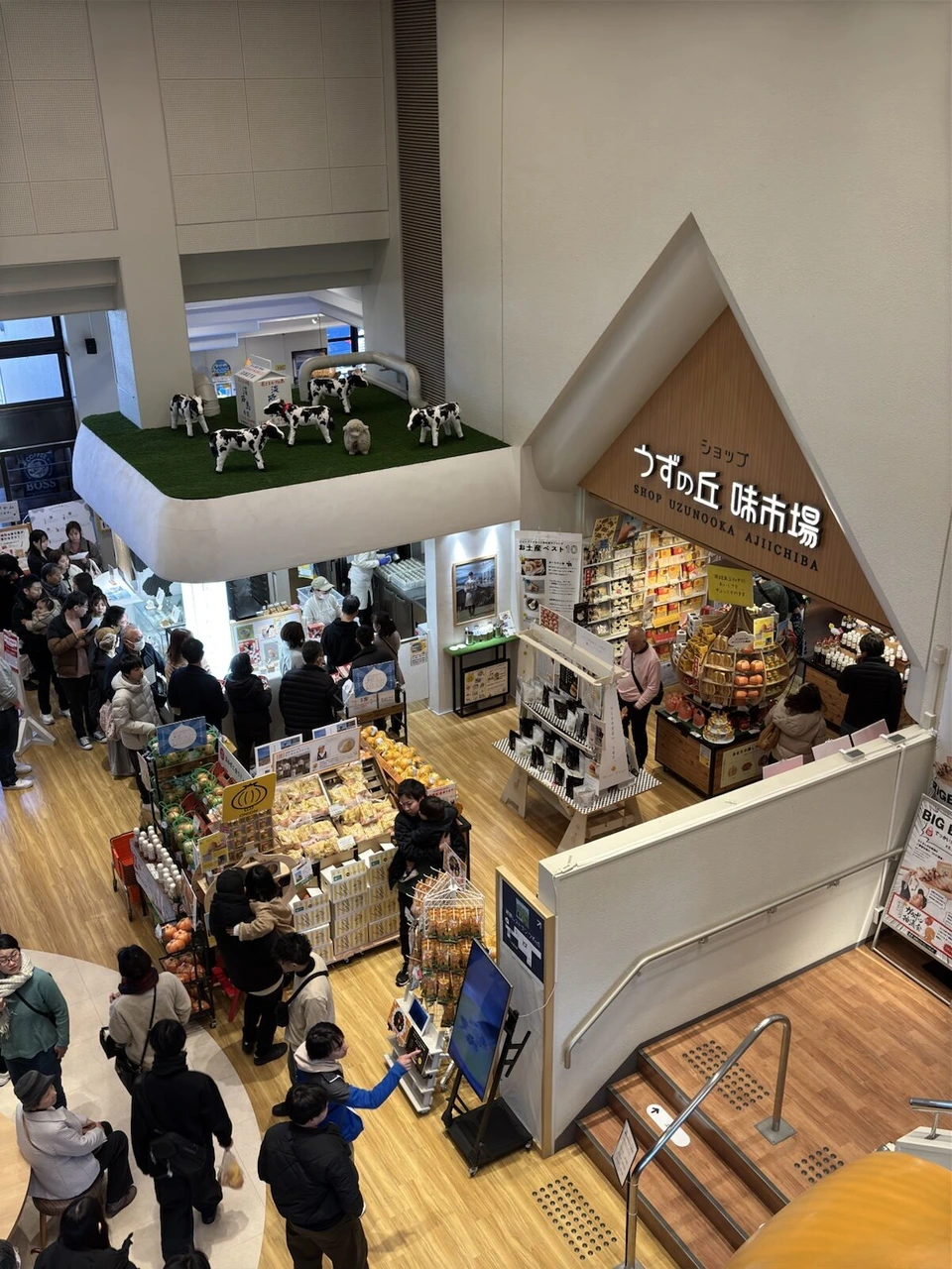 うずの丘の館内を上から見下ろしたところ。うずの丘 味市場の売り場と、買い物をする人たち