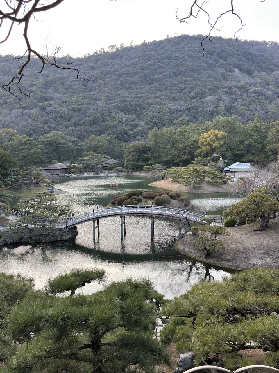飛来峰の上から見下ろした南湖と偃月橋。右奥に掬月亭、背後に紫雲山