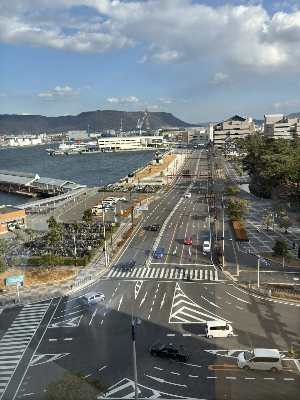 JRホテルクレメント高松の客室から見た高松港と、駅前の広い交差点