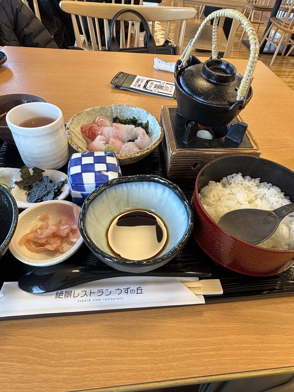 絶景レストランうずの丘の定食。鯛の刺身、小鉢、ご飯、たれの器と、固形燃料で温める土瓶
