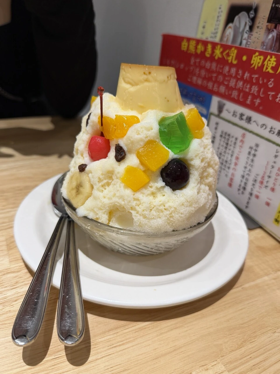 天文館で食べた白熊のかき氷。ガラスの器にプリン、さくらんぼ、色とりどりのフルーツと寒天