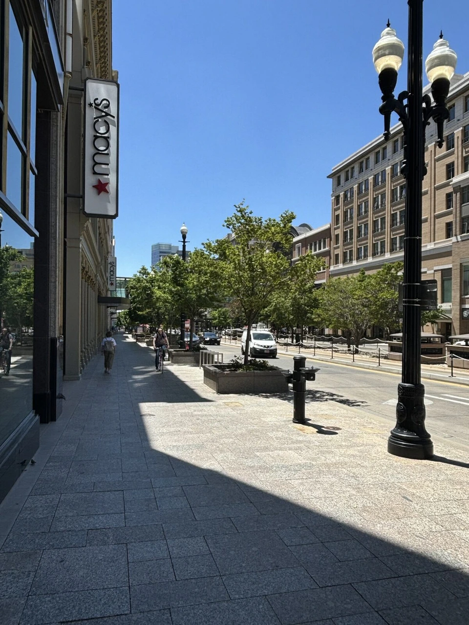 ソルトレイクシティのメインストリートの歩道と、Macy'sの縦長の看板、古い街灯