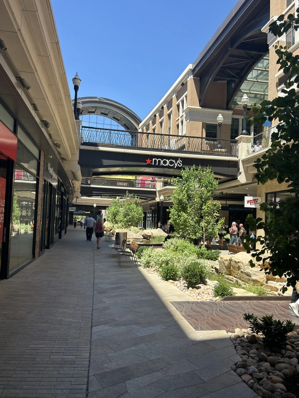 シティクリーク・センターの屋外の通路と、Macy'sの看板が付いたガラスのスカイブリッジ