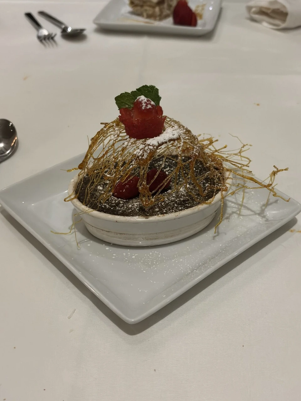 サンフランシスコのイタリアンで食べた、飴細工といちごがのったデザートの器