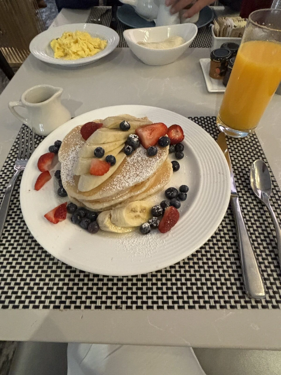 サンフランシスコ3日目の朝食。ベリーとバナナ、いちごがのったパンケーキ、スクランブルエッグとオレンジジュース